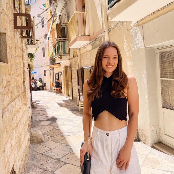 Meet your Posher, Ana! - Picture 1 of 4